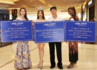 Prasong Nitinavakorn (2nd right), Shop Operations Manager of King Power Pattaya Complex, welcomes and presents cash vouchers to Miss International Queen 2012 Kevin Balot from the Philippines (2nd right), along with first runner up Jessika Simoes from Brazil (right) and second runner up Panvilas Mongkol from Thailand (left).